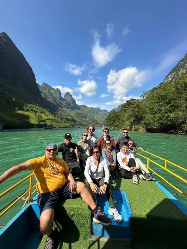 Ha Giang Loop 3D2N 10 emerald-water-of-the-nho-que-river-winding-through-limestone-mountains