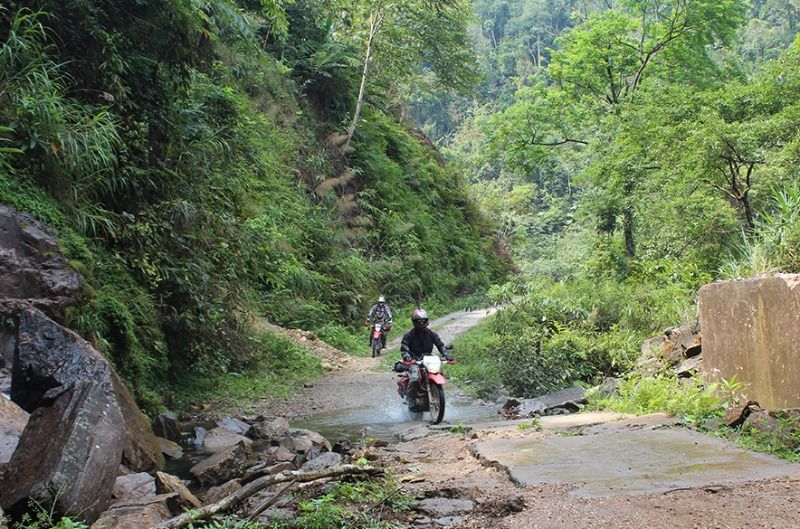 8 Tips You Cannot Skip When Solo Riding the Ha Giang Loop 3 keep-speed-under-30-km-h-on-passes-and-blind-corners
