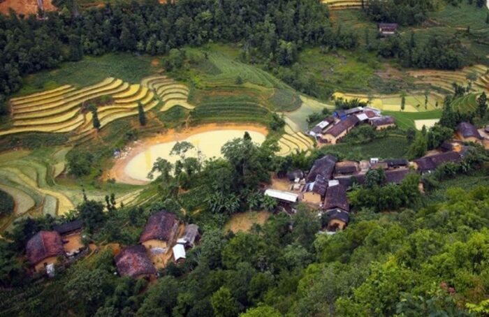 lo-lo-chai-village-aerial-view-surrounded-by-karst-mountains