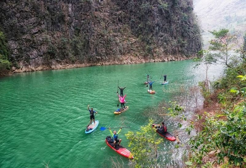Conquering Ma Pi Leng Pass: Guide to Experience A-Z 7 nho-que-river-boat-trip
